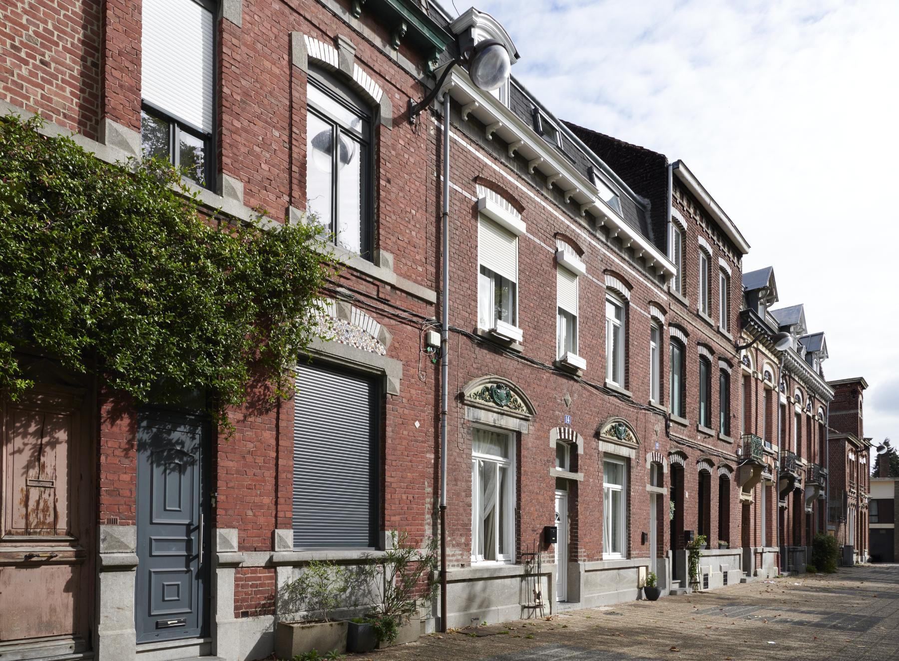 Ensemble de huit maisons