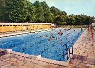 Bassin de plein-air de Doullens, carte postale, vers 1960-1970 (coll. part.).