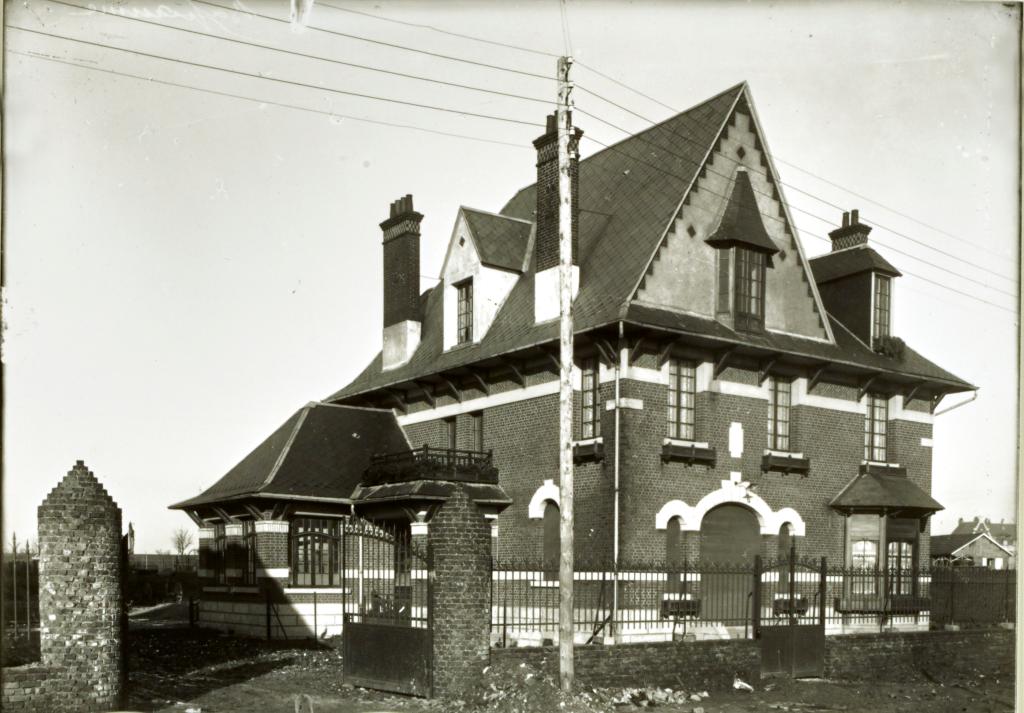 Ancienne brasserie et logement patronal de M. Jean Peugniez, actuellement immeuble à logements