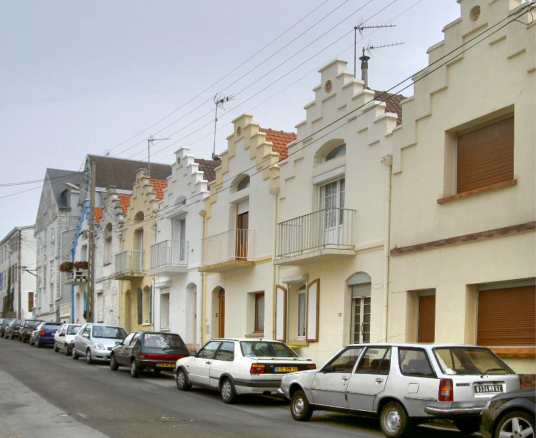 Ensemble de sept maisons de rapport mitoyennes