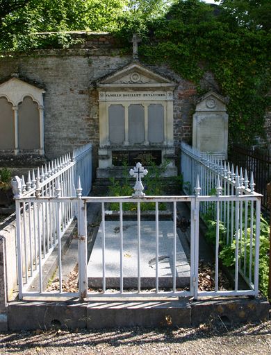 Tombeau (stèle funéraire) de la famille de l'architecte Edmond Douillet (famille Douillet-Duvauchel)