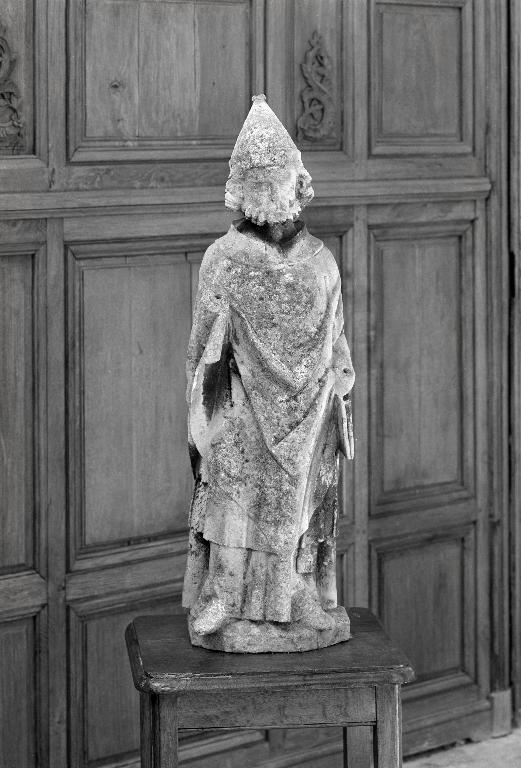 Statue (demi-nature) : pape (saint Pierre ?)