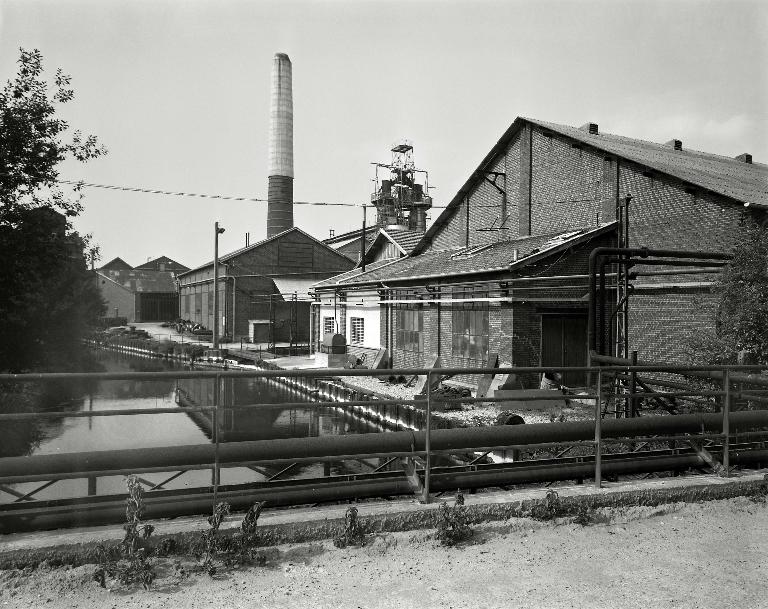 Sucrerie et distillerie, dites Cie sucrière de la Somme, puis Vuignier et Cie, puis Cie sucrière de la Somme, puis Ferdinand Beghin, puis Béghin et Cie, puis Vermandoise de sucreries, puis Sté Vermandoise Industrie