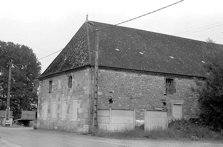 Ancienne ferme, actuellement entrepôt agricole