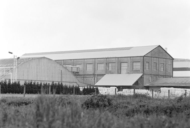 Ancienne usine de produits chimiques Fleuriet et Mohr, puis Salignat et Cie, puis sucrerie de betteraves Sucrerie Agricole de Ribécourt, puis usine d'engrais de la Société des Engrais Chimiques et Organiques (S.E.C.O.)