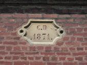 Détail des initiales et date portée 'C.D. 1871' sur le corps de bâtiment en façade postérieure.