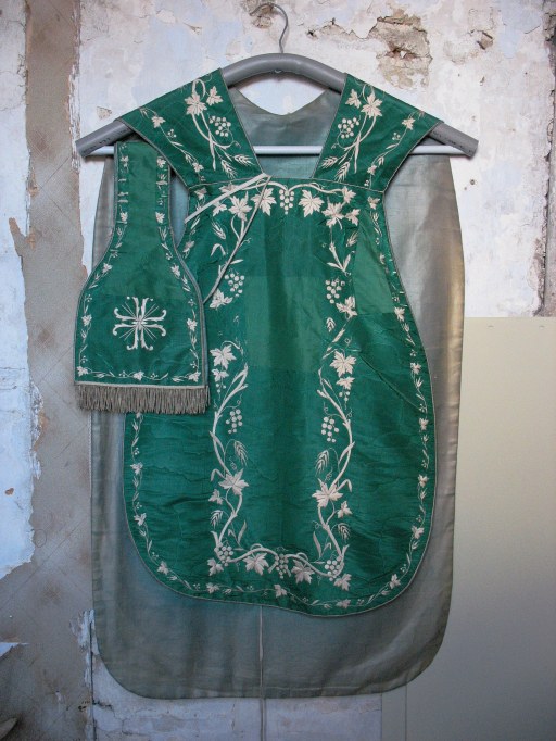 Ensemble : chasuble, manipule (ornement vert)