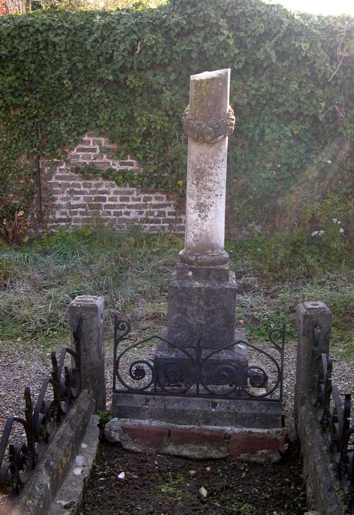 Enclos funéraire de la famille Monnoyer-Debary (ancien cimetière privé)