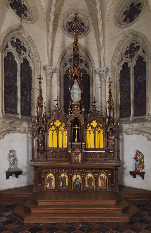 Ensemble du maître-autel (autel tombeau, degré et gradin d'autel, retable architecturé à niche, tabernacle architecturé à dais d'exposition, statues), de style néogothique