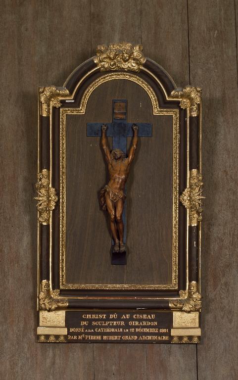 Croix encadrée : Christ en croix