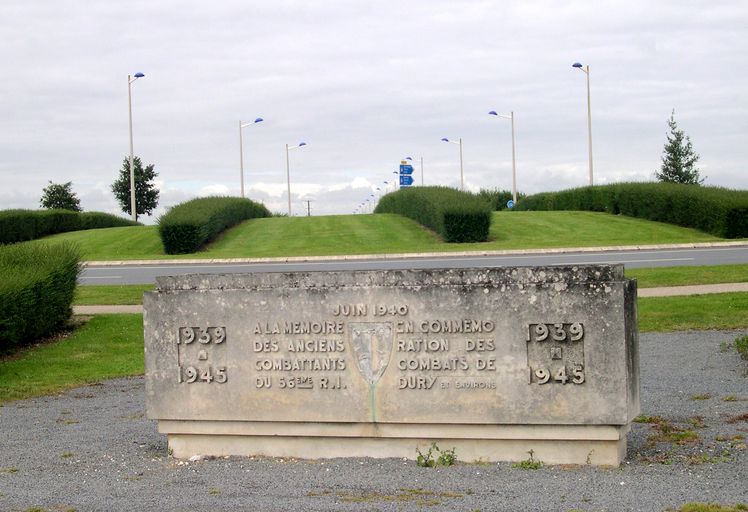 Monument aux morts de la Guerre de 1870, monument à la mémoire des anciens combattants du 56e R.I. (juin 1940) et monument à la mémoire des combattants de la 7e division d'infanterie coloniale (1939-1946) à Dury