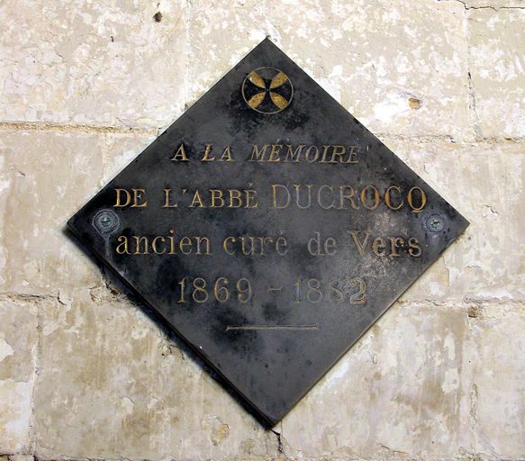 Monument (stèle funéraire) à la mémoire de l'abbé Ducrocq, ancien curé de Vers