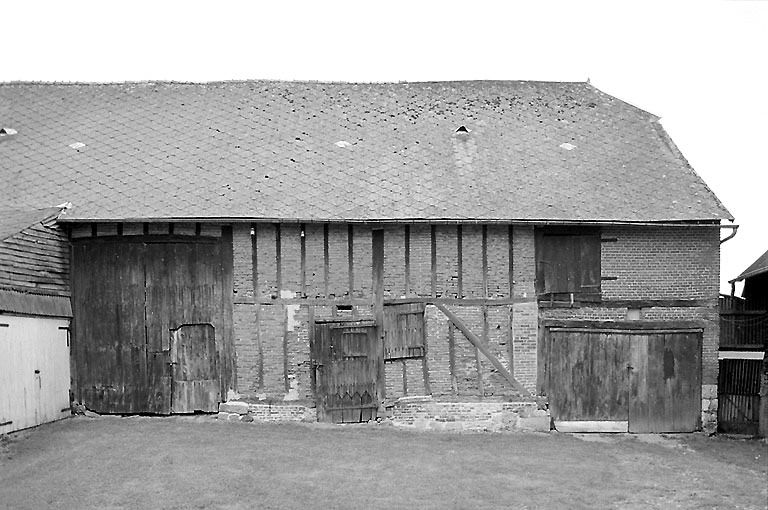 Ferme avec cimetière protestant irvingien à Ladouzy-la-Ville