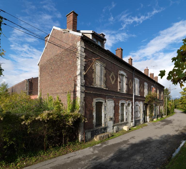 Scierie Delaplace, puis usine de chapellerie (fabrique de Chapeau-Melon) Moores et Cie, puis logements d'ouvriers (logements de cheminots) de la Compagnie des chemins de fer du Nord et usine de produits chimiques (carbonation de charbons) charbons André Lerouge, puis logements d'ouvriers (logements de cheminots) de la Compagnie des chemins de fer du Nord et usine Lesaffre et entrepôts de mélasse Fina, actuellement, association "Le Bord de l'Eau"