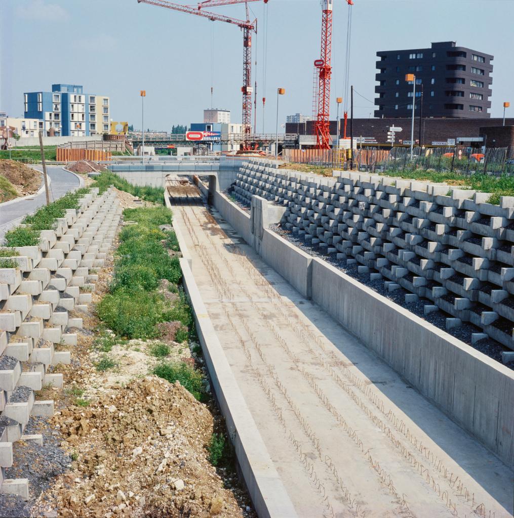 La construction de la ligne de métro au Triolo, en tranchée ouverte, fin 1979 (AD Nord ; fonds CETE, 101Fi3071).