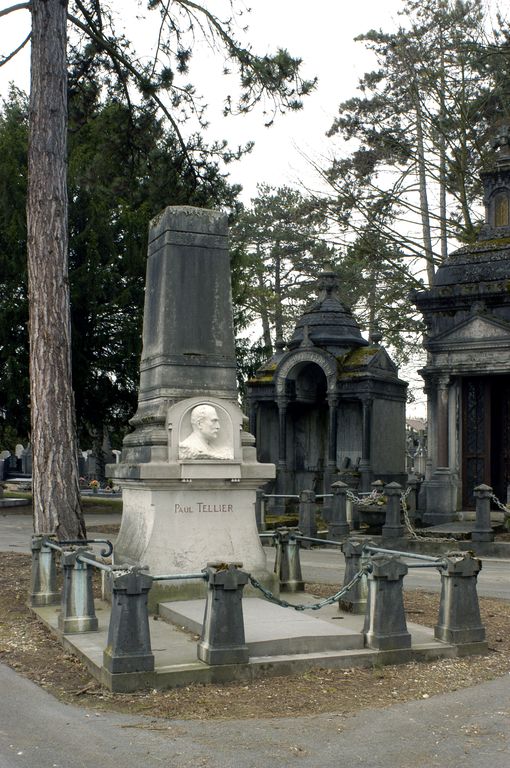 Monument funéraire (obélisque) de l'entrepreneur Paul Tellier, ancien maire d'Amiens