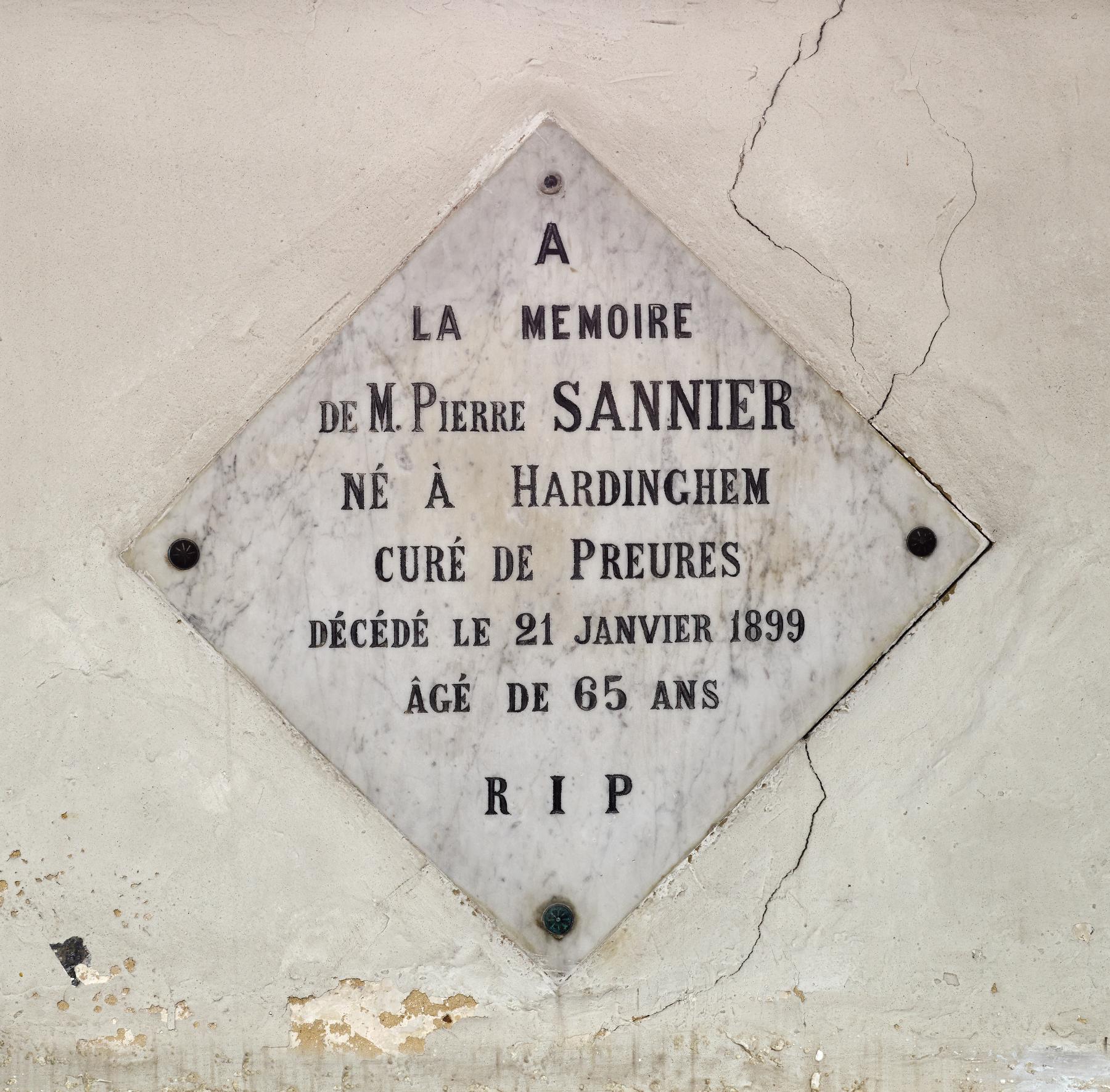 Plaque commémorative de Pierre Sannier (1833-1899), curé de Preures (?-1899)