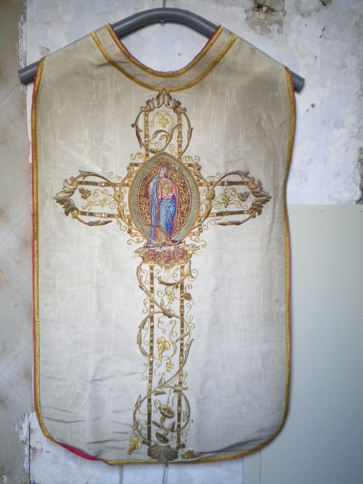 Ensemble : chasuble, étole, manipule, voile de calice (ornement blanc, avec décor Vierge)