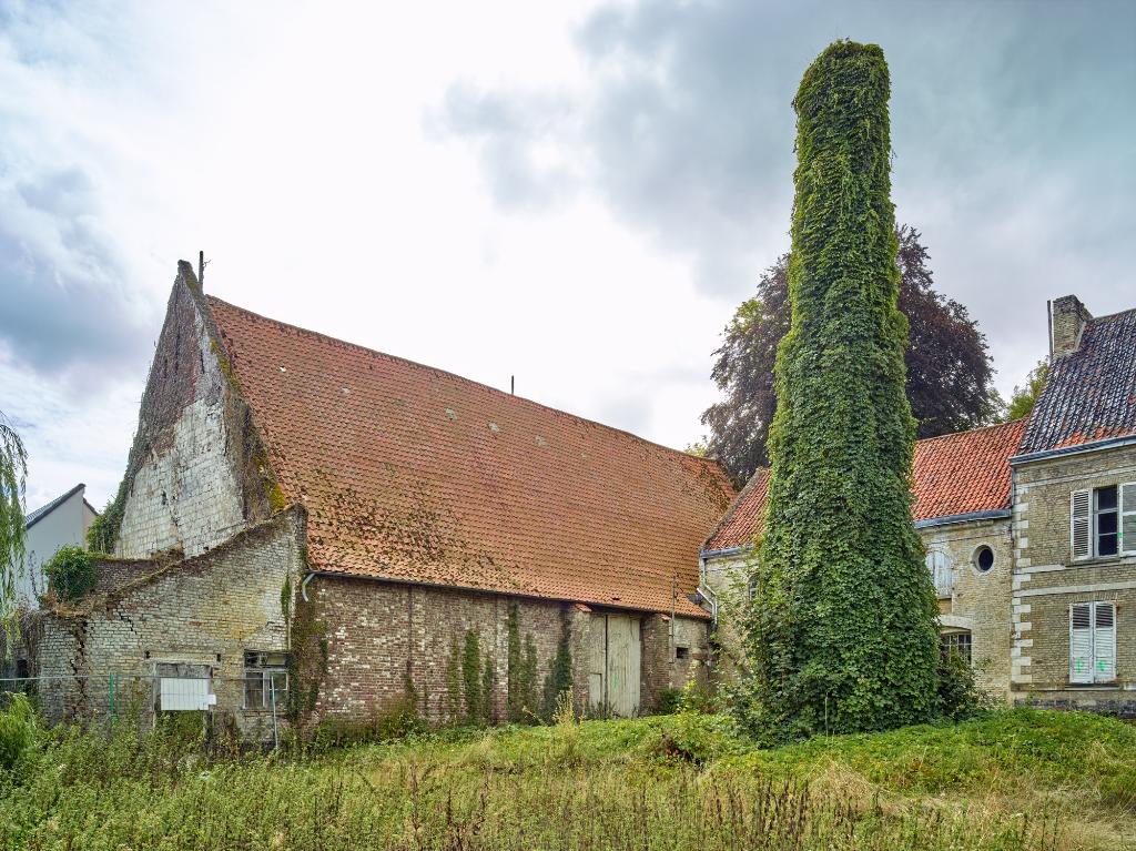 Ferme des Berceaux en 2018 : partie sud de la ferme : grange monastique et cheminée vues depuis la cour.