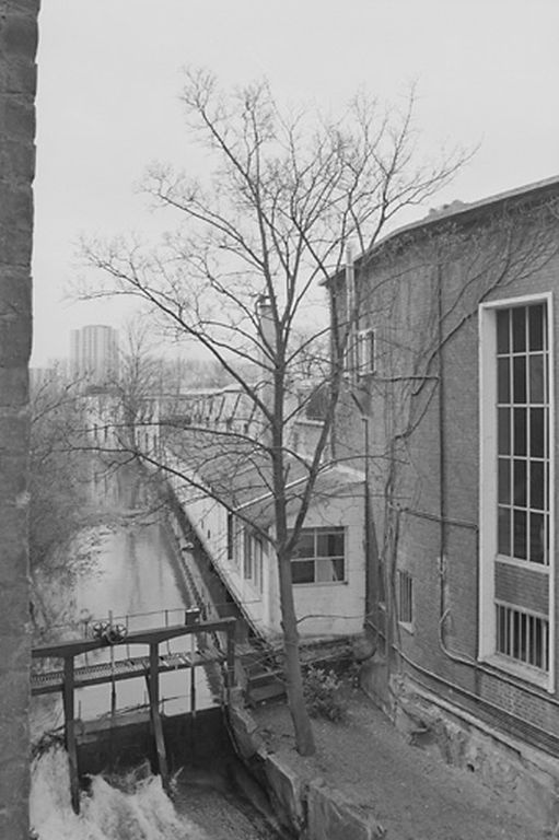 Anciens moulins, devenus filature de laine des Cours, puis David et Huot, David et fils, puis laiterie industrielle des Fermiers Réunis