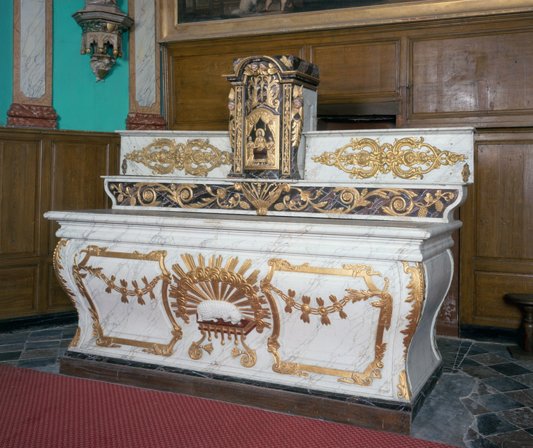 Autel, tabernacle et 2 gradins d'autel (maître-autel)