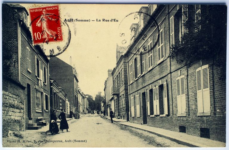 La rue d'Eu au début du 20e siècle, carte postale (coll. part.).
