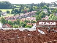 Toits de l'usine Saint Frères avec la cité Yves-Poiret à l'arrière plan. 