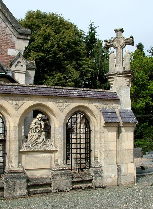 Le décor sculpté de la clôture de l'enclos funéraire de la famille de Berny : Calvaire, la Vierge de Pitié