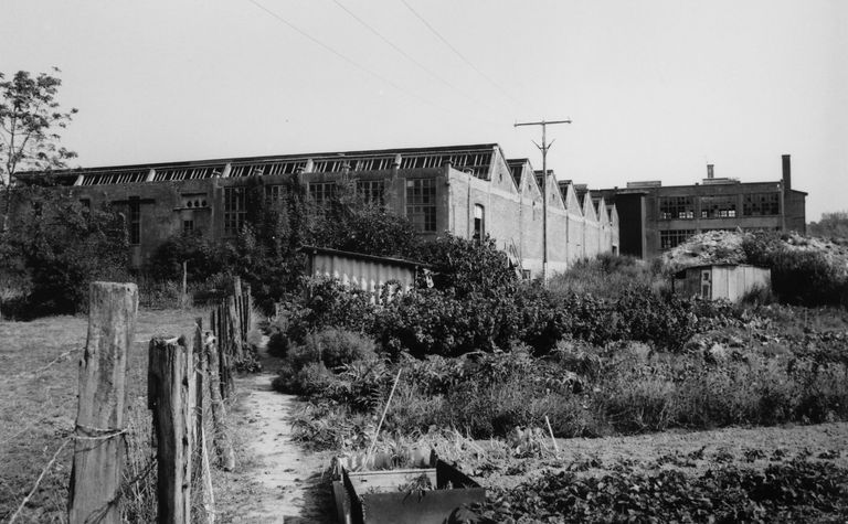 Ancien établissement thermal des eaux minérales du Petit-Saint-Jean, devenu filature de laine Gamand frères, puis Charles Gamand et fils, Gamand-Caziez et Cie, puis René Dewas-Requillart, puis tissage du Petit-Saint-Jean