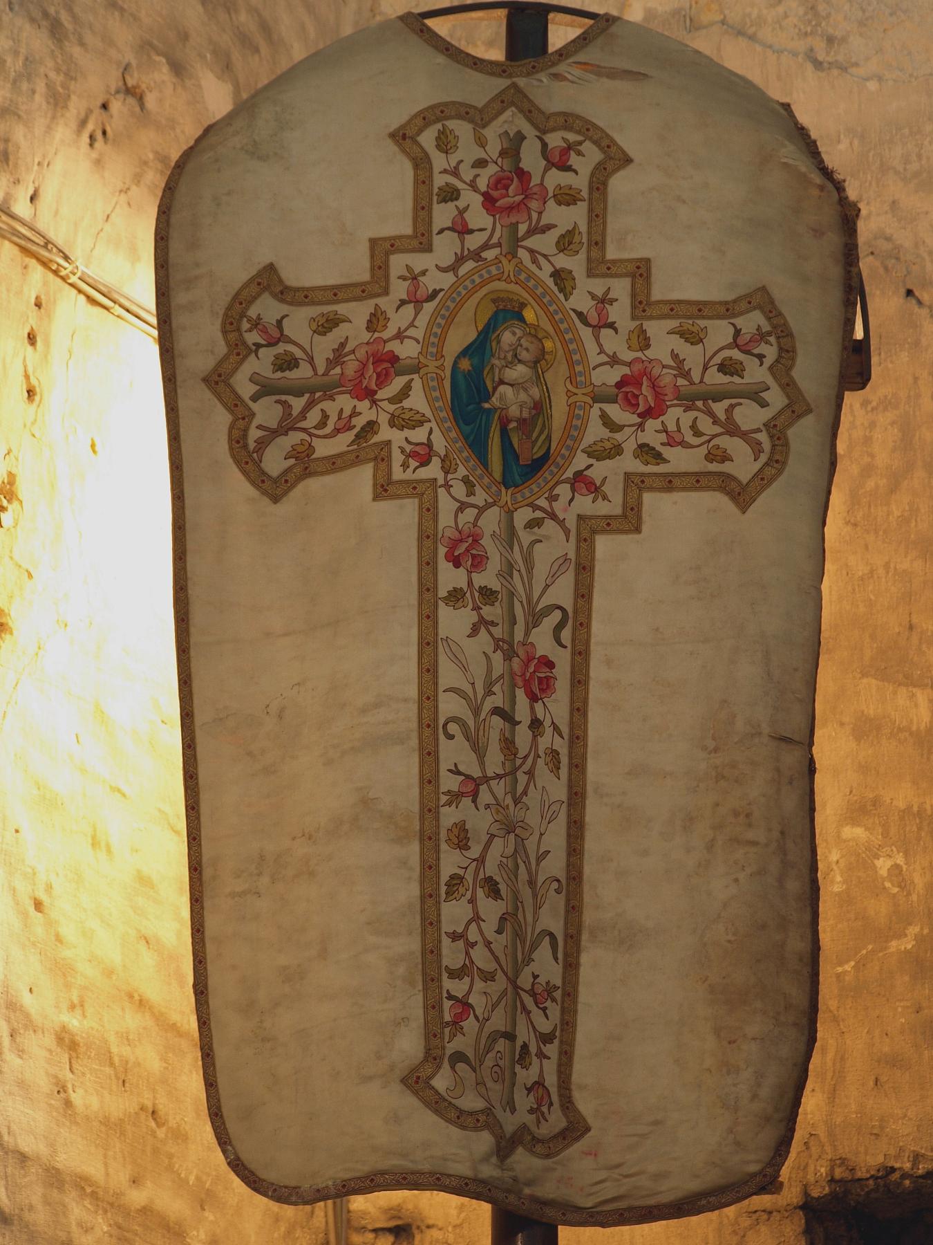 Ensemble de 2 chasubles (ornement blanc, ornement doré) et une chape (ornement doré)