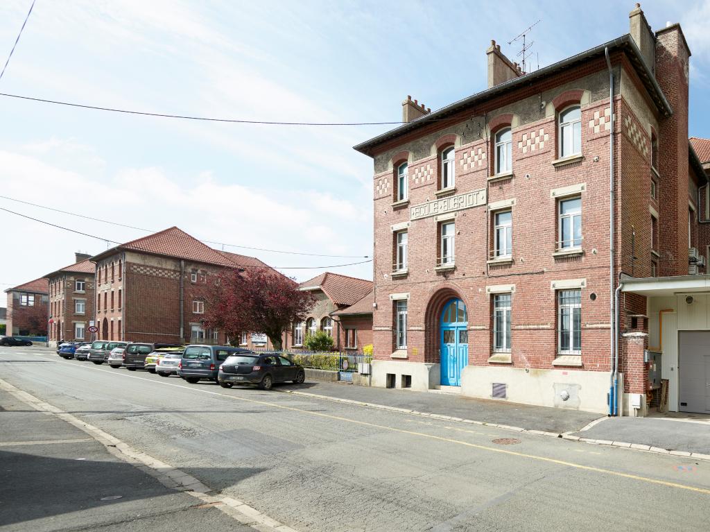 Ancien groupe scolaire, dit écoles Carlin - Legrand - Blériot, actuellement collège Carlin-Legrand