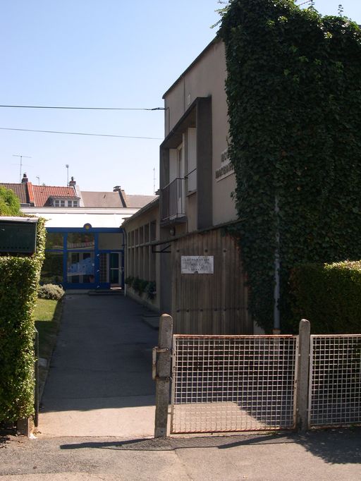 Ancienne maison de campagne du Collège d'Amiens, actuelle mairie et école primaire de Rivery