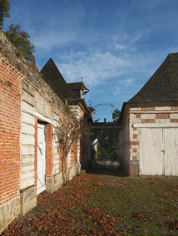 Communs, dépendances et ferme du château