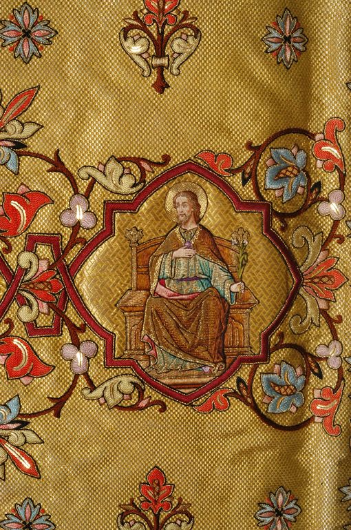 Ornement doré de style néogothique (chasuble, étole, manipule, voile de calice)