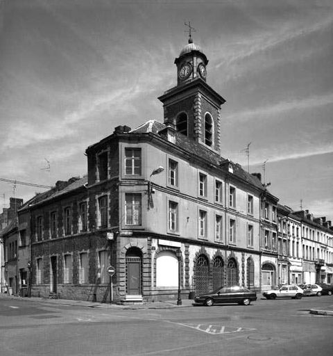 Ensemble d'édifices derrière façade (corps de garde, beffroi, maisons)