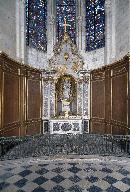 Ensemble de l'autel secondaire de la chapelle axiale ou chapelle de la Vierge (plate-forme d'autel, autel-tombeau, retable architecturé à niche)
