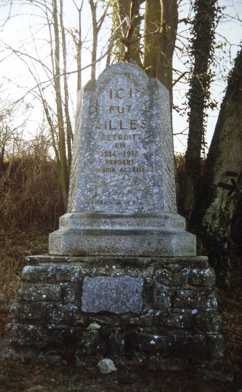 Monument commémorant l'emplacement du village détruit d'Ailles
