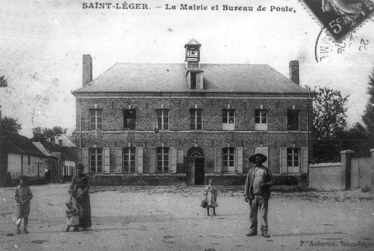 Ancienne école primaire de garçons et mairie de Saint-Léger-lès-Domart, devenue mairie et poste, puis mairie, poste et dispensaire, actuellement mairie