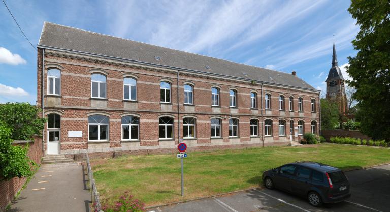 Ancienne demeure du négociant Edmond Outrequin-Dieu, devenue école primaire supérieure, puis école de filles (actuelles école Saint-Exupéry et école maternelle Le Petit-Prince)