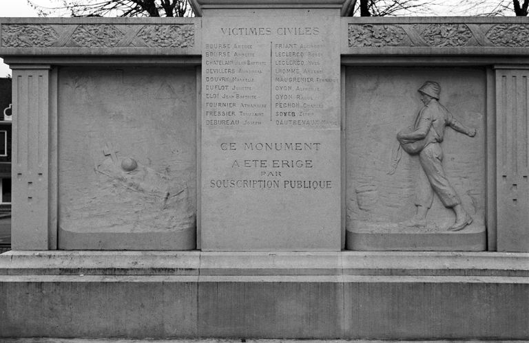 Ensemble de quatre bas-reliefs : La Mère et l'épouse du soldat mort, Tombe de soldat et Le Semeur