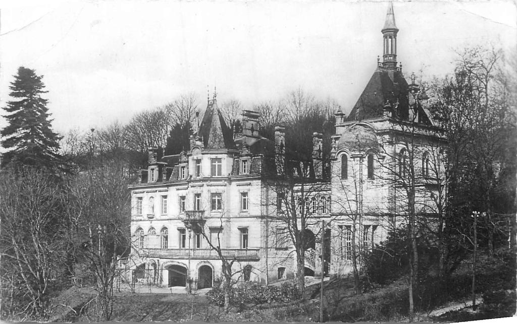 Ancienne villa Sainte-Anne, puis Château Sainte-Anne, puis maison de repos, puis maison familiale de vacances dite la Cité Joyeuse, actuellement château de Jonval