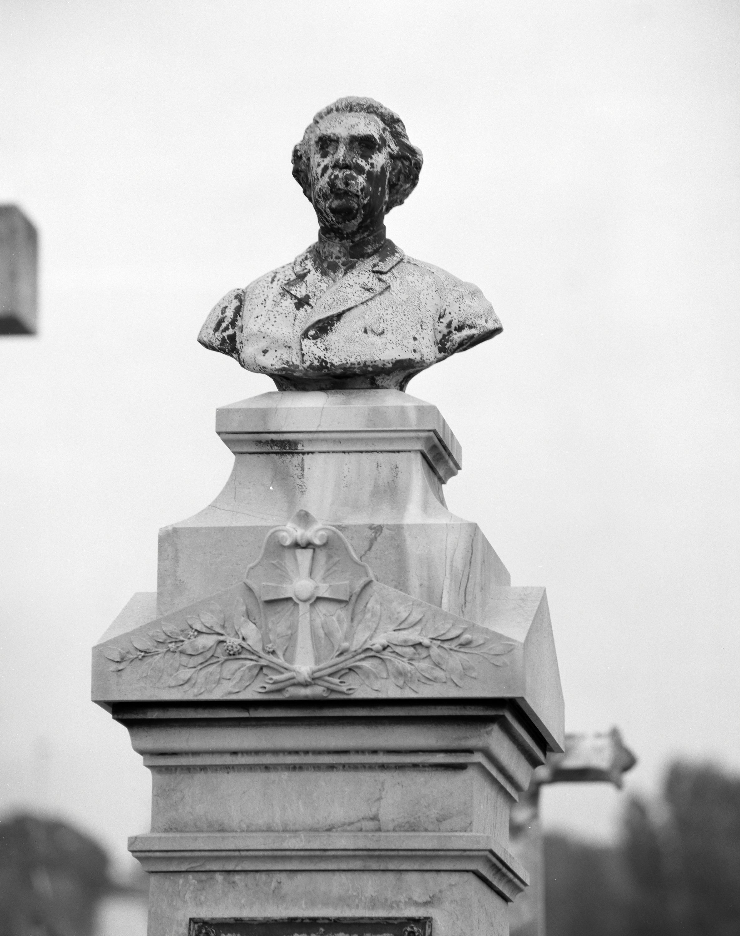 Ensemble de trois tombeaux : tombeaux d'Ernest Deseille, d'Hubert-Louis Pringée et de Louis Bénard