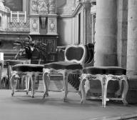 Chaise de célébrant, deux tabourets de célébrant (paire) : Saint Esprit, colombe