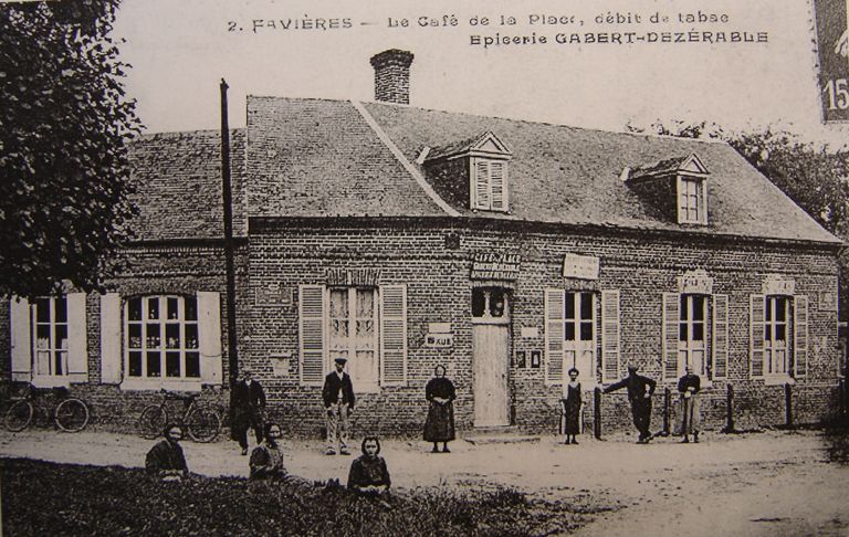 ancienne ferme et café à Favières, dit Café de la Place et Epicerie Gabert-Dezérable (restaurant La Clef des Champs)