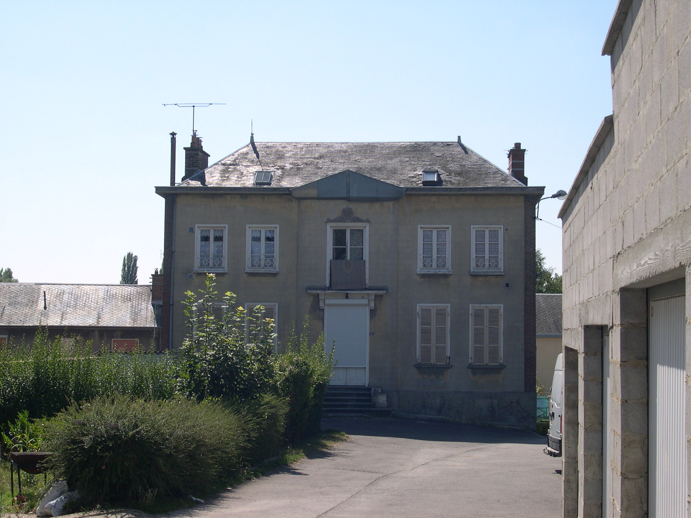 Ancienne maison de campagne du Collège d'Amiens, actuelle mairie et école primaire de Rivery