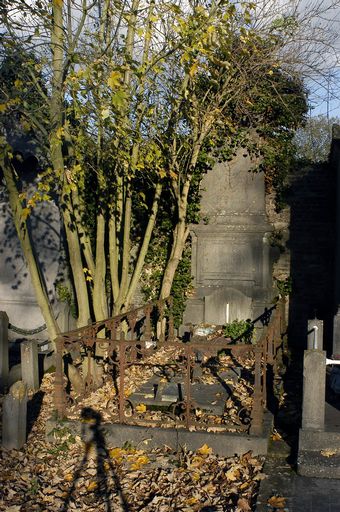 Tombeau (stèle funéraire) de la famille des architectes Auguste et Eugène Sallé [Sallé-Wattebled]