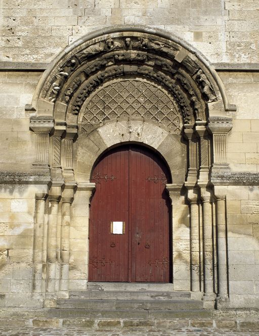 Le décor sculpté de l'église : façade occidentale, portail latéral sud et chapiteaux de la nef