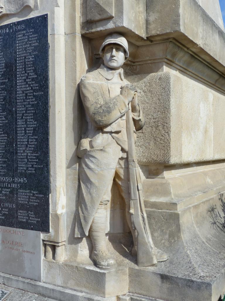 Ensemble de deux statues (grandeur nature) : Poilus appuyés sur leur fusil