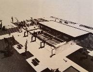 Maquette de la piscine Plein Soleil, avec la toiture en position ouverte (photo publiée dans revue Piscines, n°31, 1971).