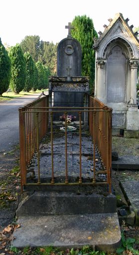Tombeau (stèle funéraire) de la famille Bazille-Fertelle